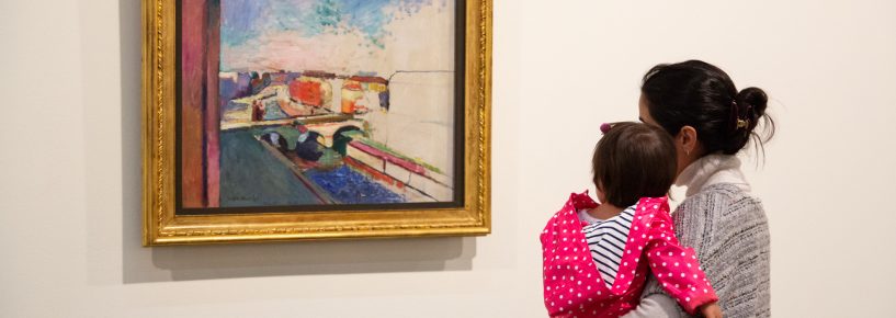 ‘No Colo’ convida bebês a viverem experiência artística no museu